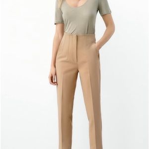 High waisted pants with pronounced seams at front and back.